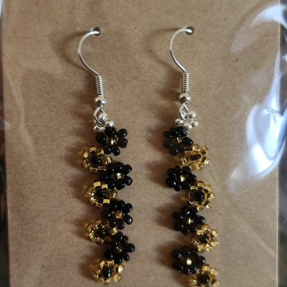 Handcrafted Beaded Daisy Earrings - Picture 4 of 5